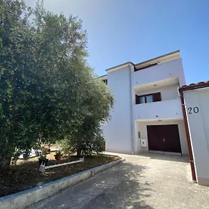 https://apartment-lungomare-pula.in-istria.net